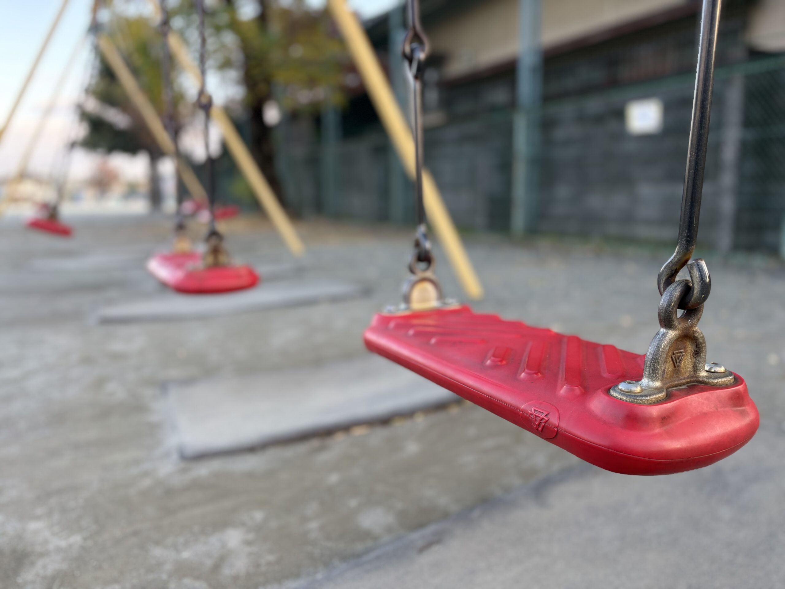 校庭のブランコ